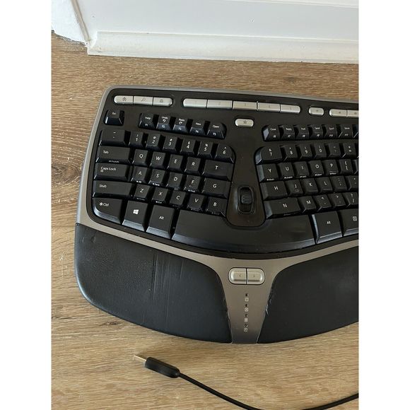 Microsoft Natural Ergonomic Keyboard USB 4000 V1.0 KU-0462 W/ Front Lifter - Picture 3 of 7